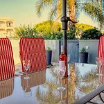 Апартаменты Modern Vacation With Pool In