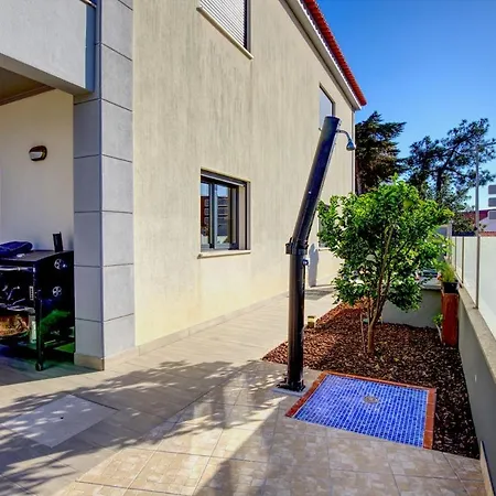 Modern Vacation With Pool In Lägenhet