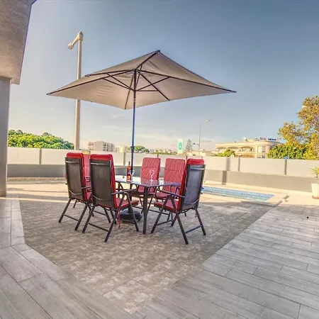 Modern Vacation With Pool In Lägenhet