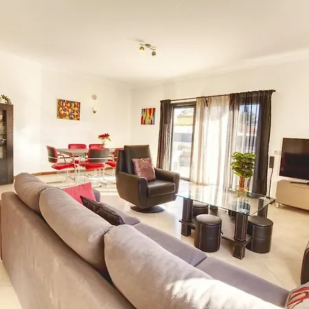 Modern Vacation With Pool In Apartment *